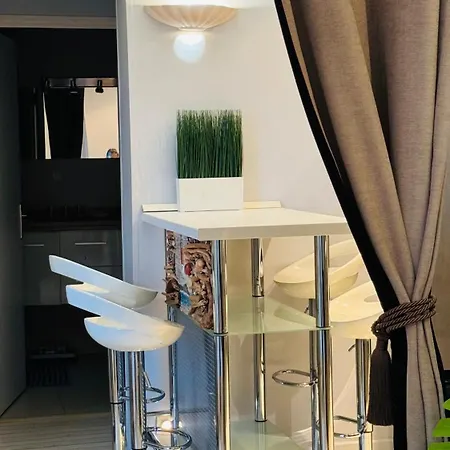 Flat With Terrace Sea View And Mountain View شقة إز