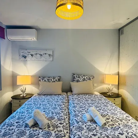 Flat With Terrace Sea View And Mountain View דירה *