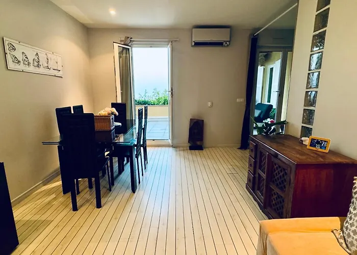 Flat With Terrace Sea View And Mountain View Apartment *